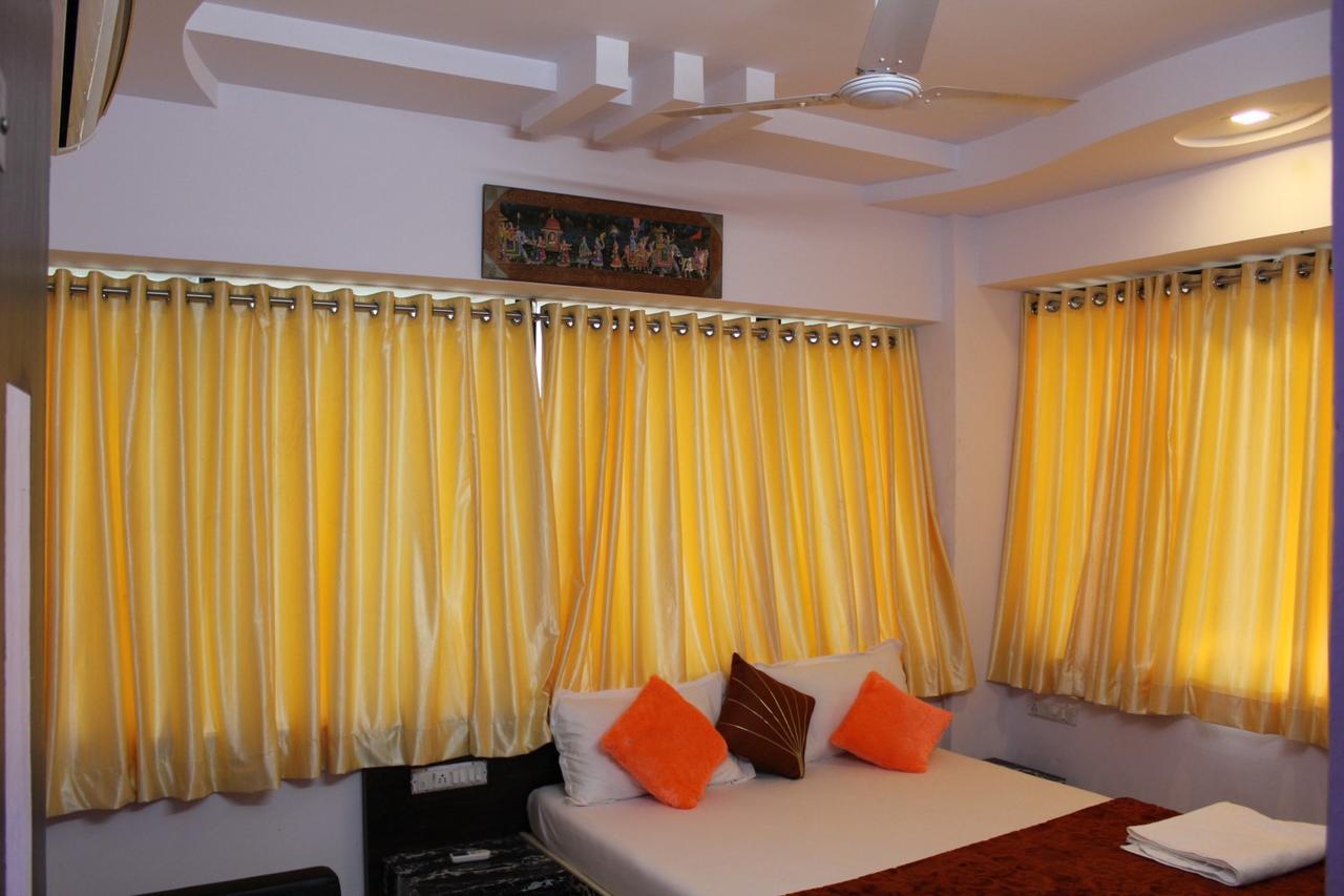 Hotel Kum Kum Adalaj Exterior photo