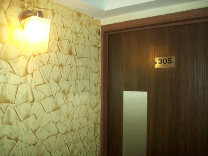 Hotel Kum Kum Adalaj Exterior photo